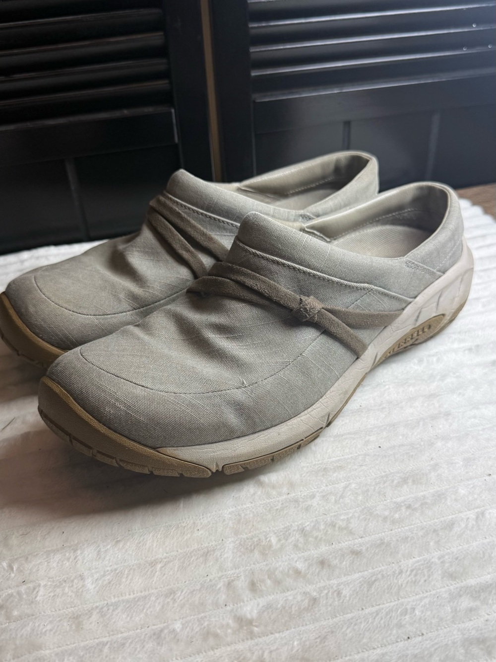 Merrell Women's Light Gray Slip-On Clogs